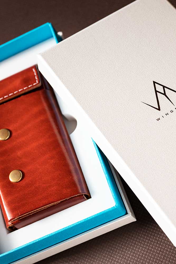 ミニマルな革製財布のパッケージ、商品の企画開発とパッケージは同時進行、貼り箱、化粧箱、インロー式