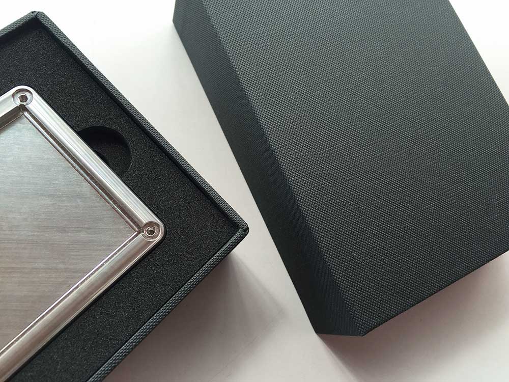iPhone貼り箱のような高級感のある仕上げの化粧箱、CMFデザインパッケージ