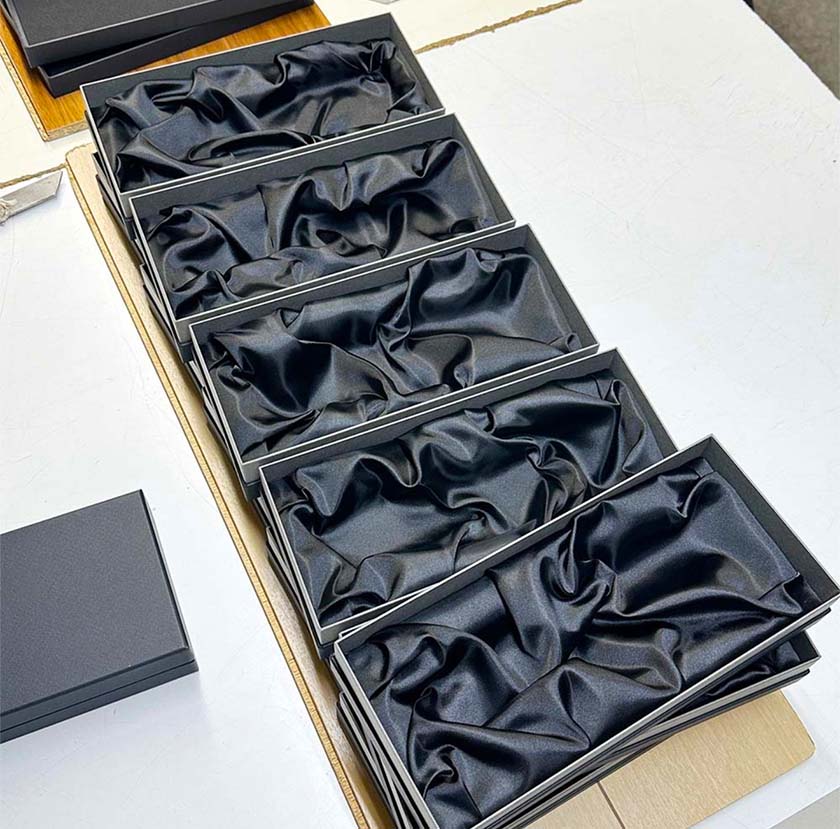 サテン敷き、ゲス、パッケージ、化粧箱